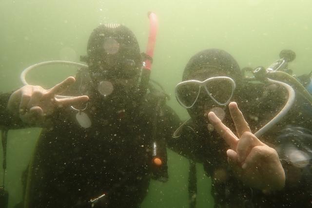 秋晴れで最高の天気ですが・・・海の中は春濁りのような海ですね・・・。